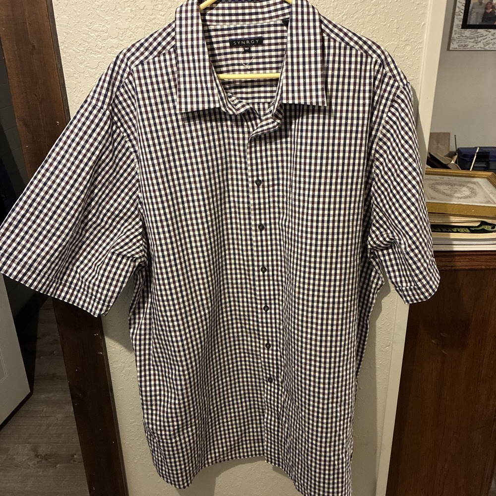 Synrgy man's 3XL button up short sleeve shirt tan White/maroon New No Tag